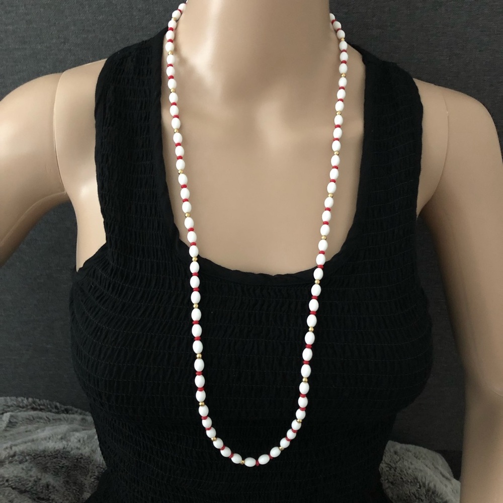 Vintage Evoke light weight beaded necklace